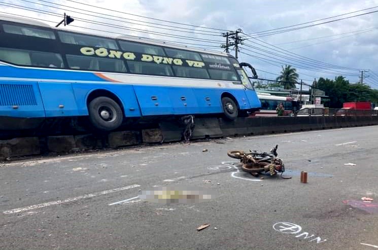 Xe khach giuong nam leo dai phan cach hinh anh