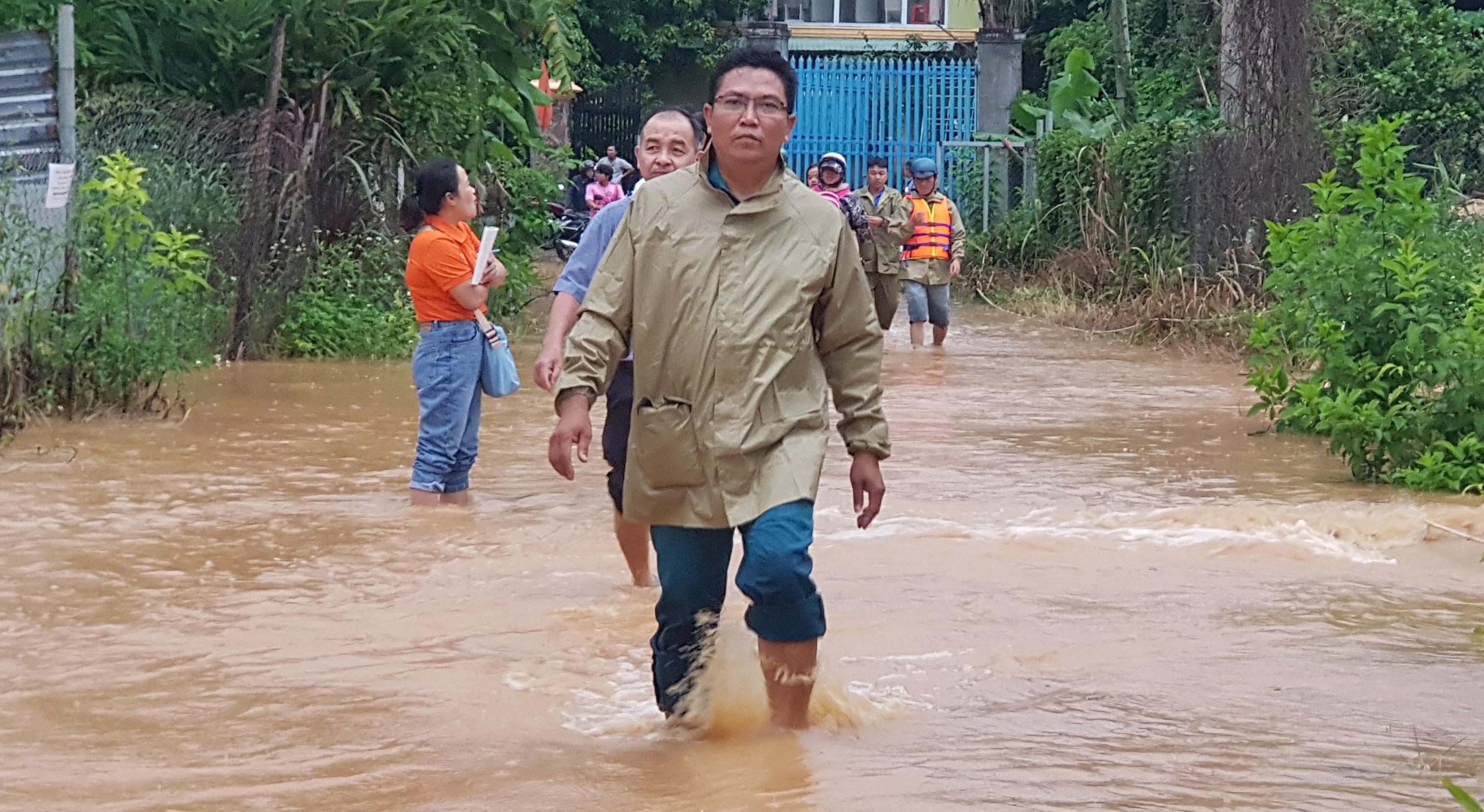 Dua hon 100 nguoi dan ra khoi vung lu hinh anh