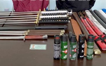 Bat 2 thanh nien mang ma tau di ban hinh anh