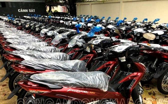 Trang bi xe may moi cho cong an xa o Dong Nai hinh anh