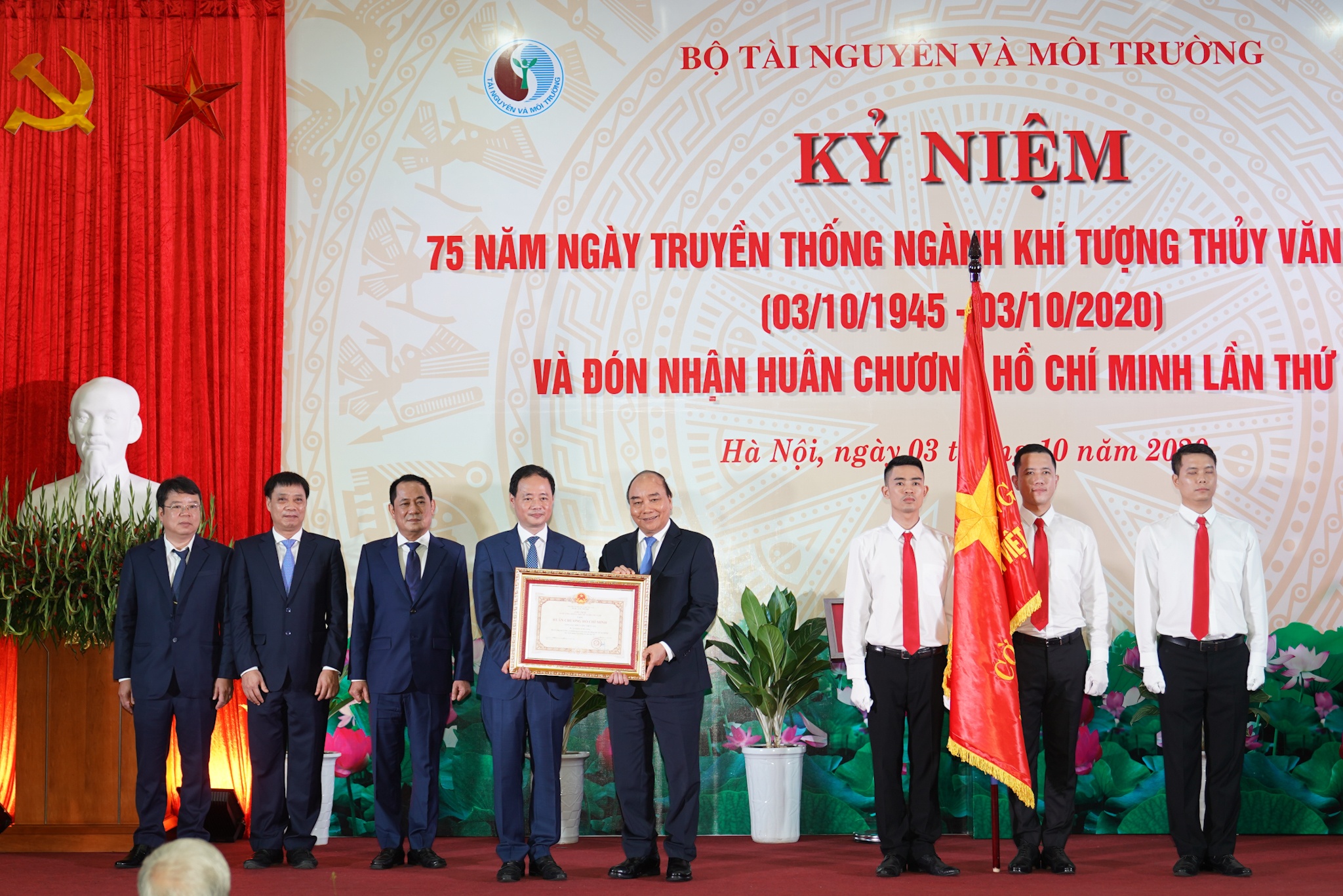 Thu tuong Nguyen Xuan Phuc: Can hien dai hoa viec du bao thoi tiet,  thien tai anh 2