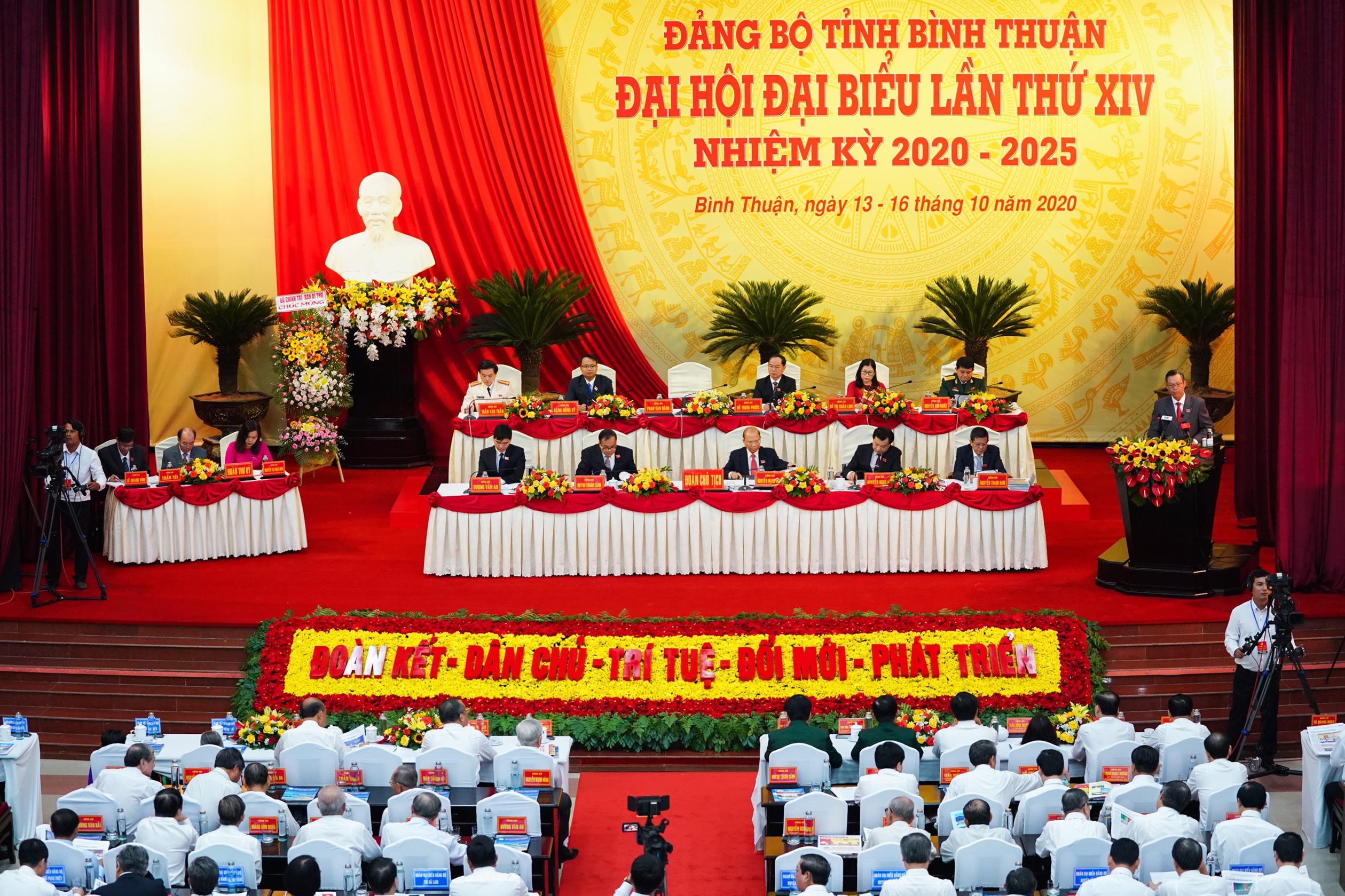 dai tuong luong cuong tham du dai hoi dang bo binh thuan anh 2