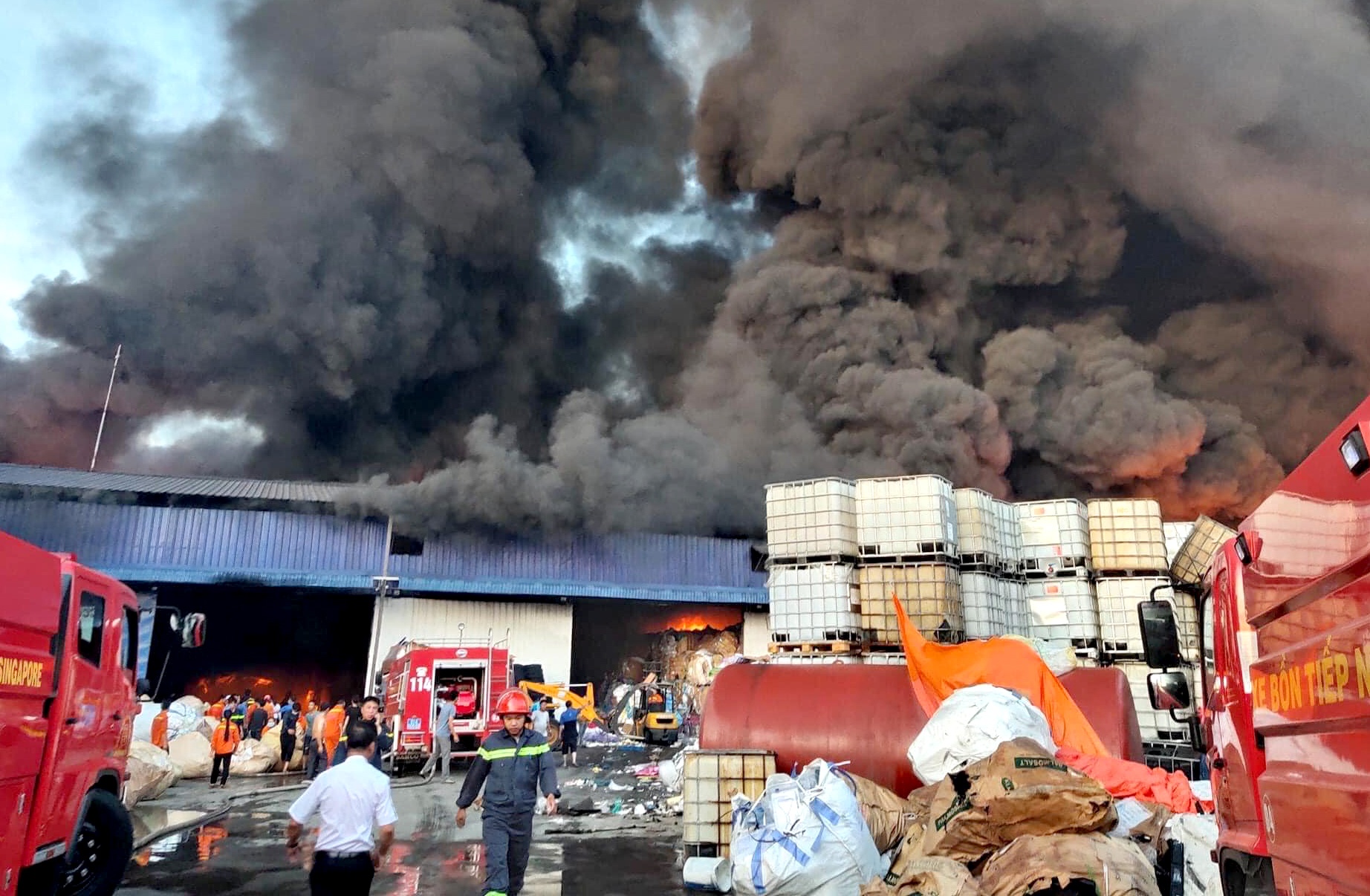 Chay lon tai cong ty phe lieu o Binh Duong hinh anh