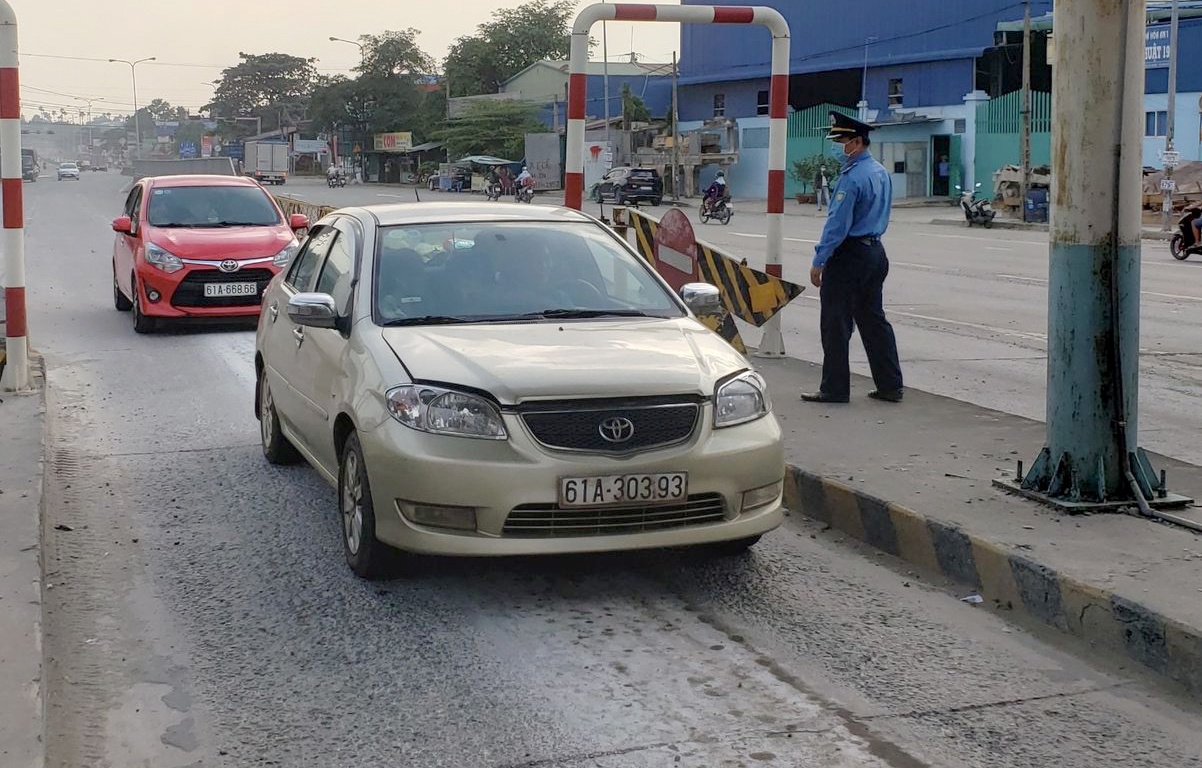 2 tram BOT tren quoc lo 1 tam dung thu phi hinh anh