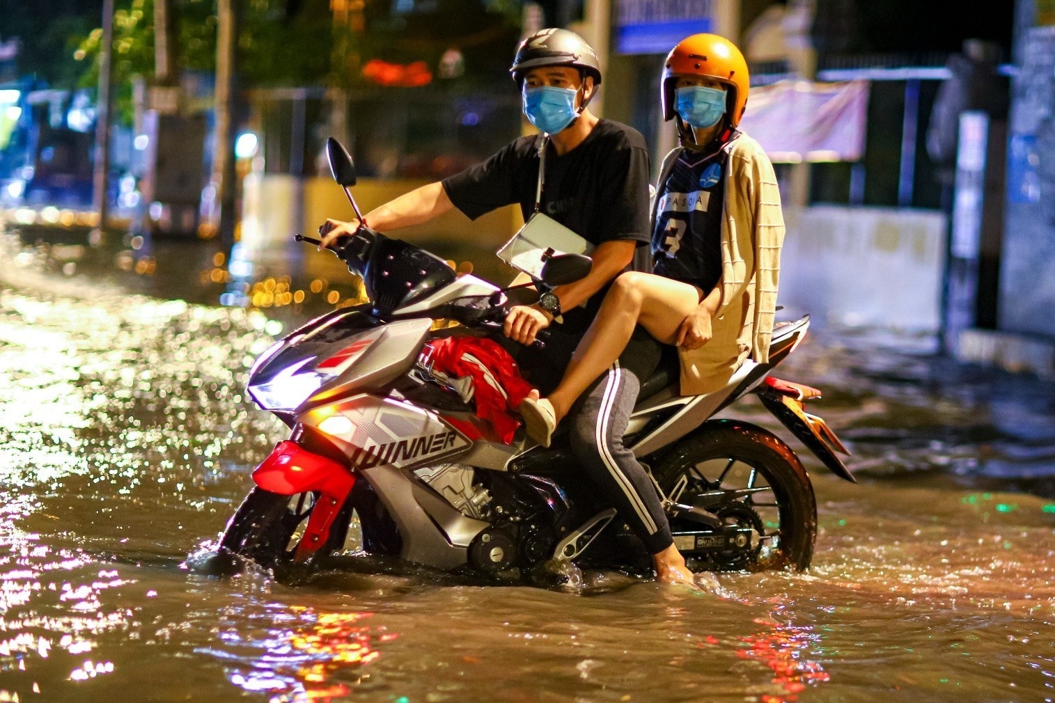 Duong pho TP.HCM ngap nang sau mua lon hinh anh