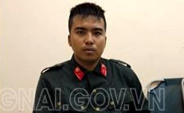 Gia danh canh sat co dong de ra oai voi ban gai hinh anh