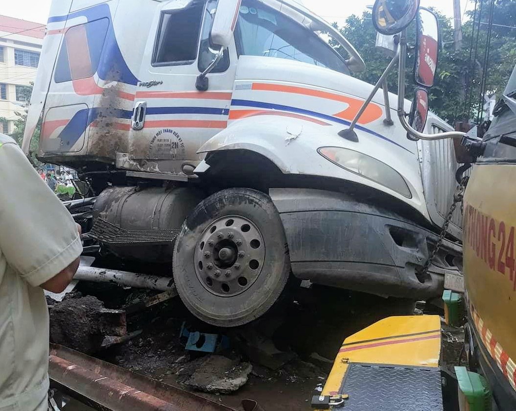 Tau hang tong dut lia xe dau keo hinh anh