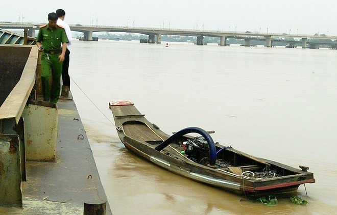 'Cat tac' nhan chim thuyen khi canh sat vay bat hinh anh