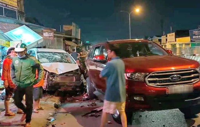 Oto 7 cho tong 4 nguoi nhau tren via he hinh anh