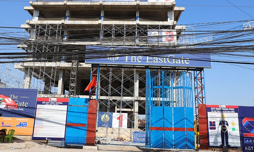 Cong nhan roi tu tang 13 du an chung cu The EastGate hinh anh