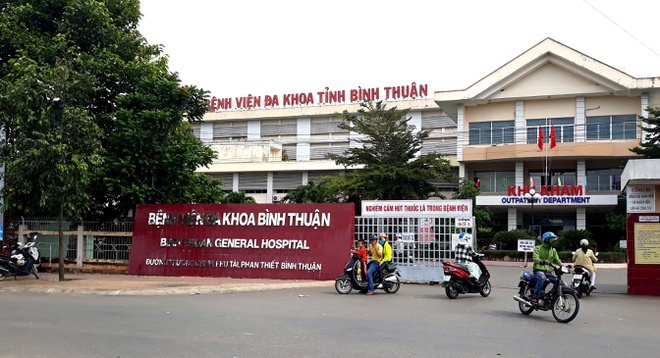 Pho giam doc Benh vien Da khoa Binh Thuan bi tam dinh chi chuc vu hinh anh