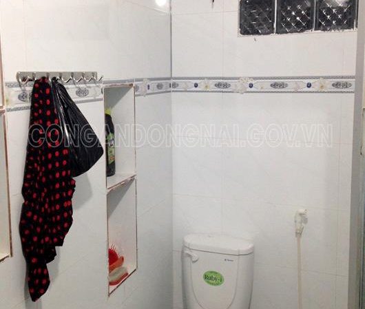 be trai 8 tuoi tu vong treo nha tam anh 1