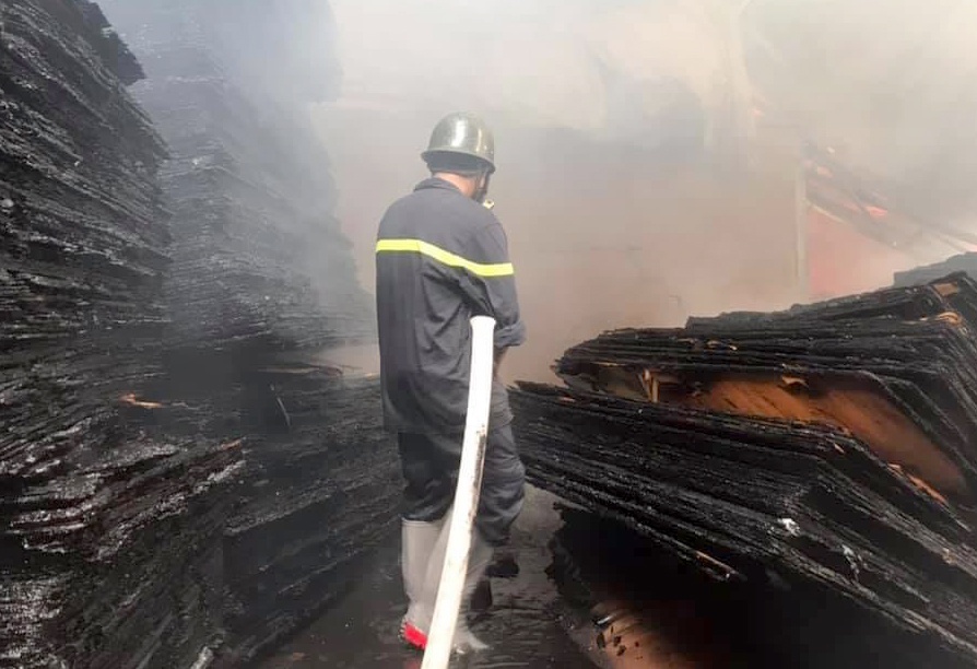 Duc tuong khong che dam chay tai cong ty van ep hinh anh