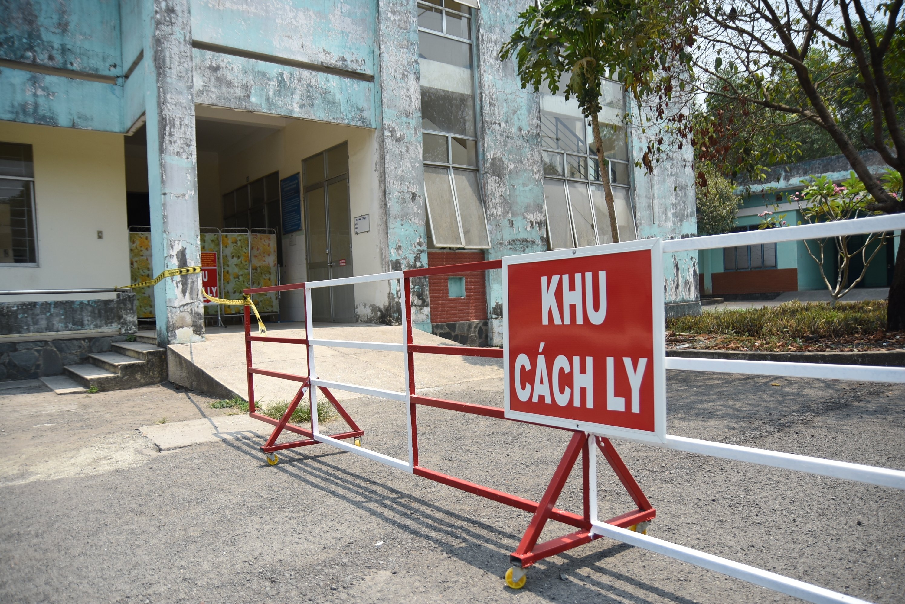 nhan vien quan ca phe highlands am tinh voi covid-19 anh 1