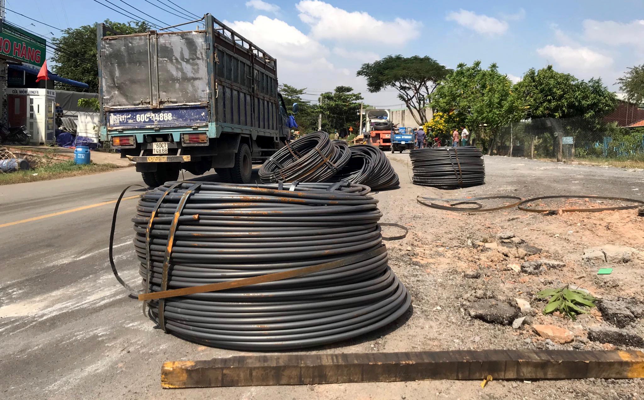 cuon sat hang tan roi xuong duong anh 1