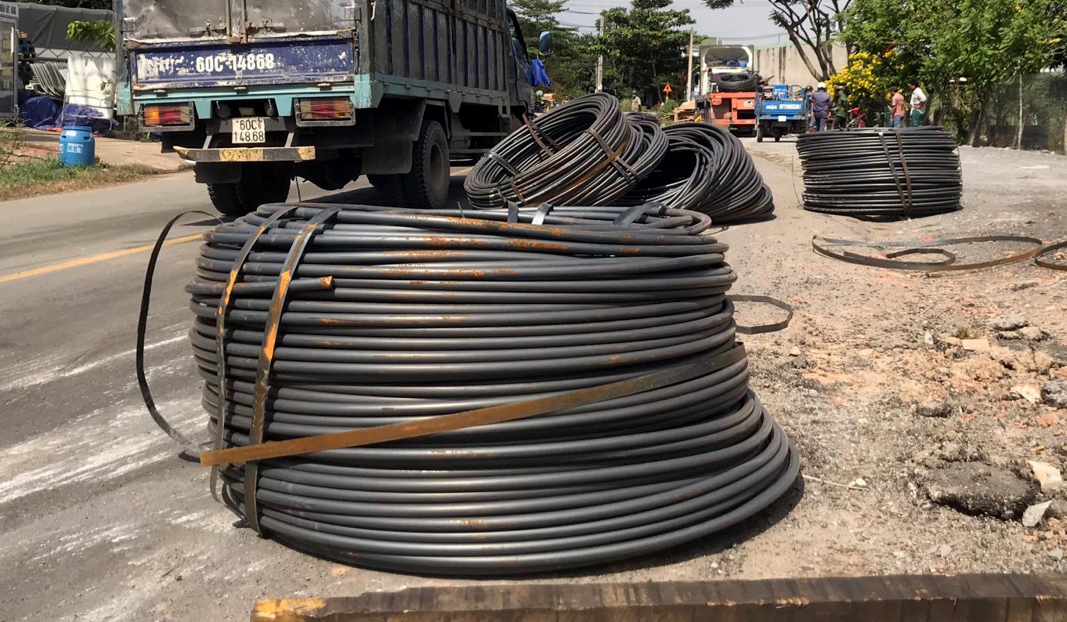 Cuon sat nang hang tan roi xuong duong, nhieu nguoi thoat chet hinh anh