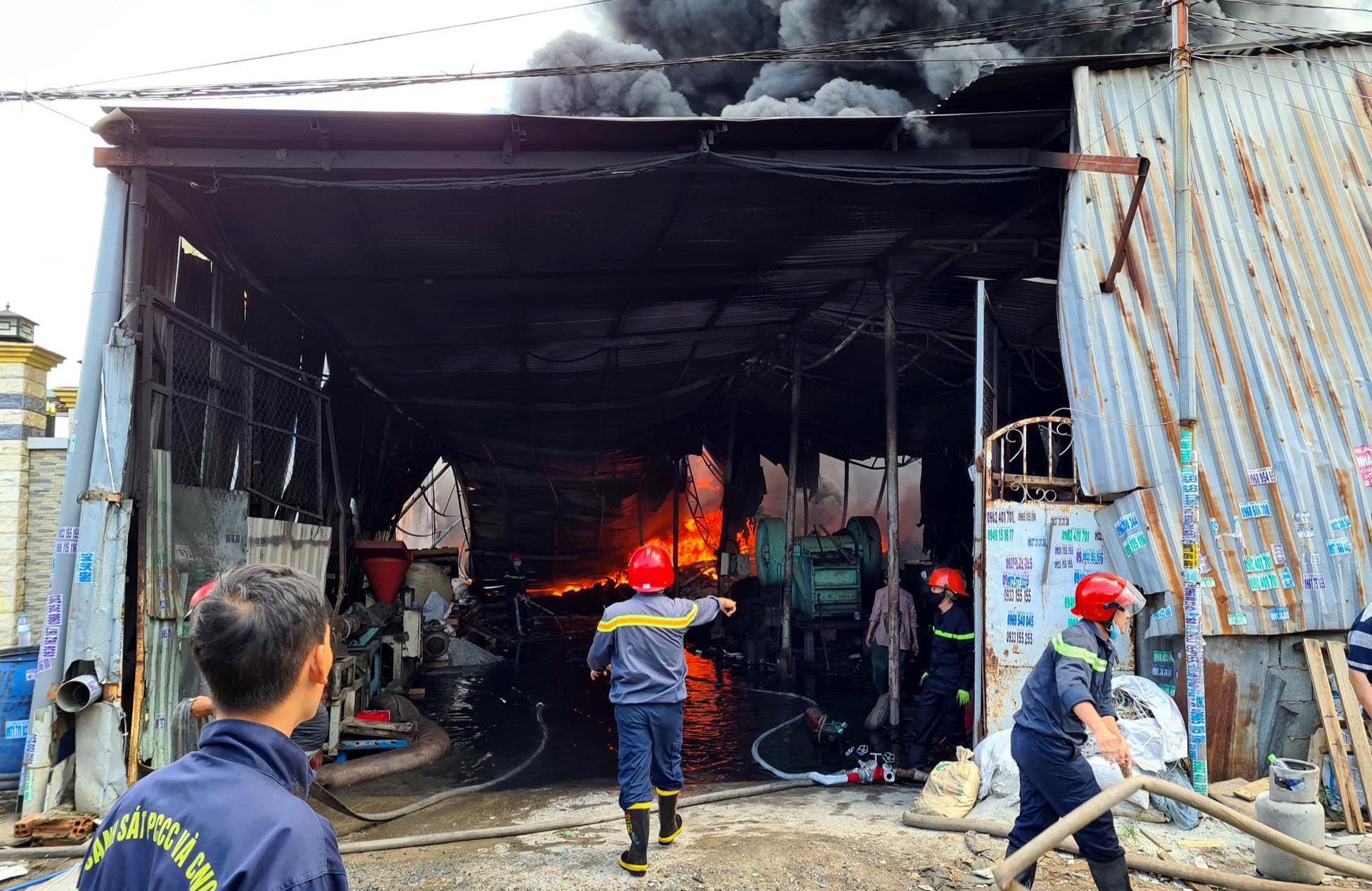 Chay lon tai xuong tai che hat nhua o Binh Duong hinh anh