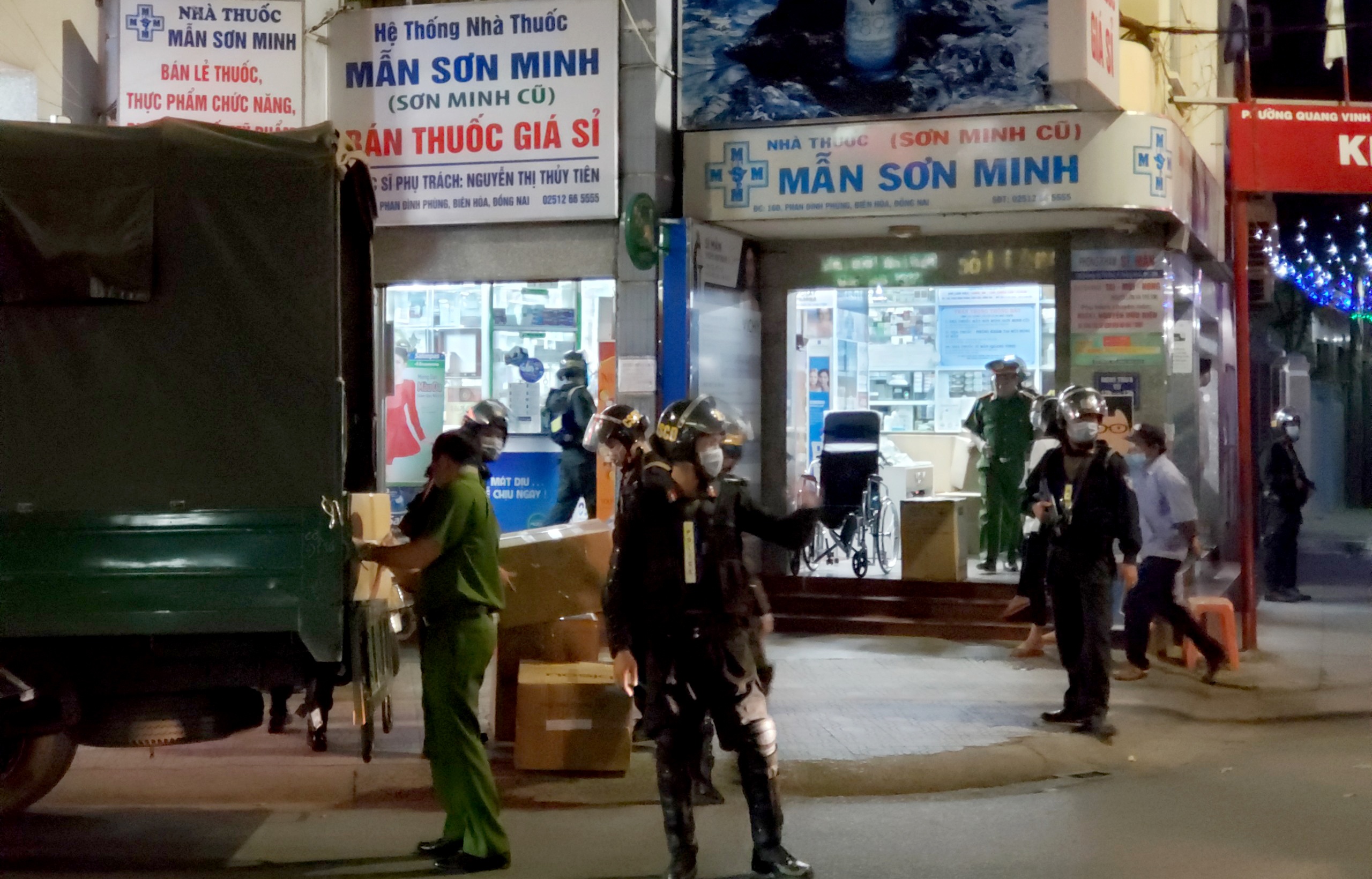 cảnh sát vũ trang khám xét nhà thuốc ảnh 1 canh sat vu trang kham xet nha thuoc anh 1