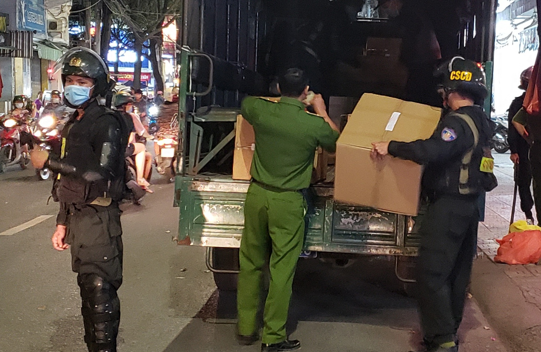 Hang chuc canh sat kham xet 3 nha thuoc tay o Dong Nai hinh anh