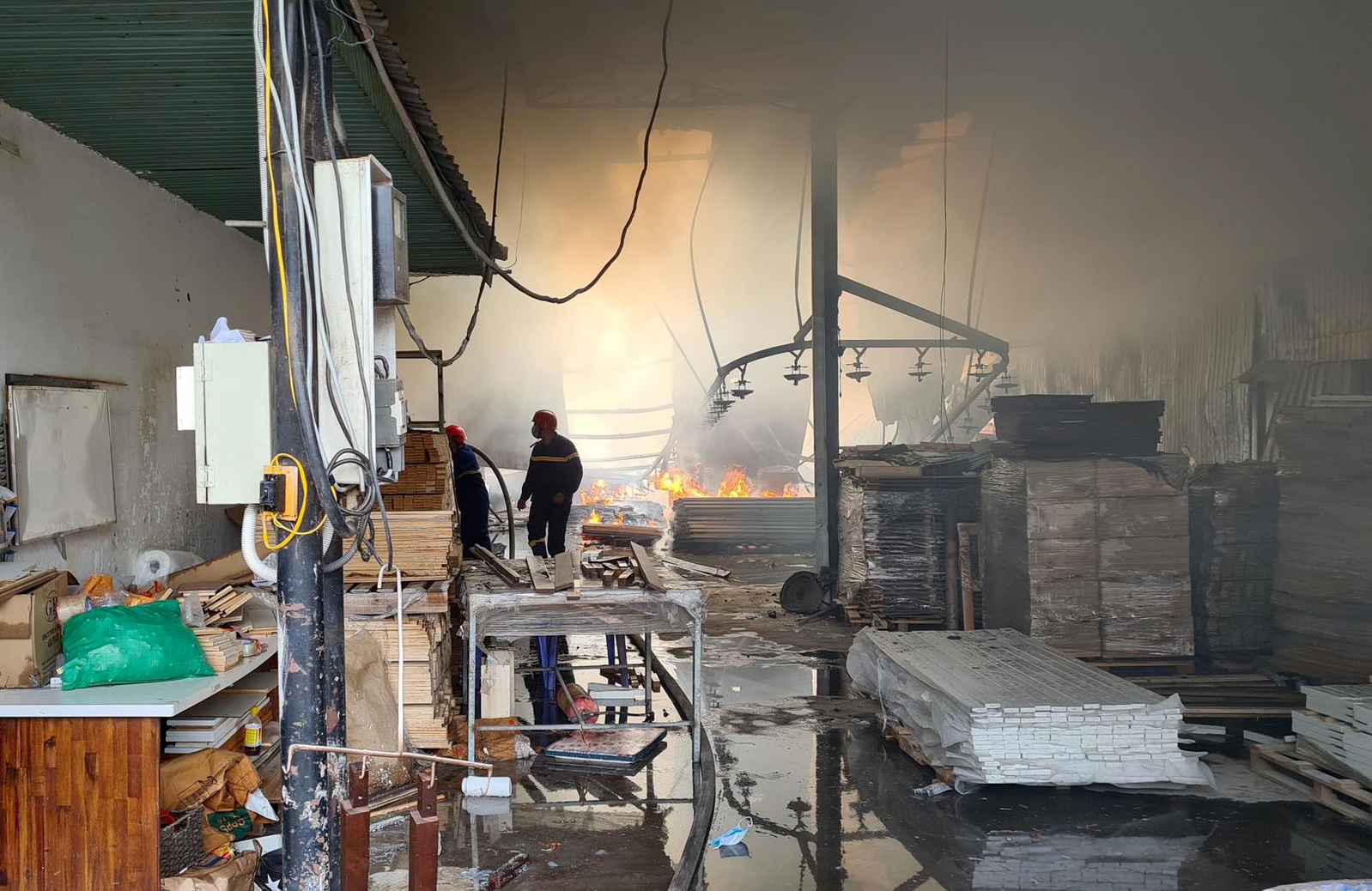 Chay hai xuong san xuat do go o Binh Duong anh 1