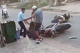 Khoi to ke danh nu sinh sau va cham giao thong hinh anh
