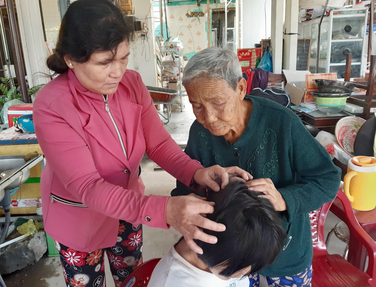 Nu sinh ke luc bi ga con do danh sau va cham xe hinh anh