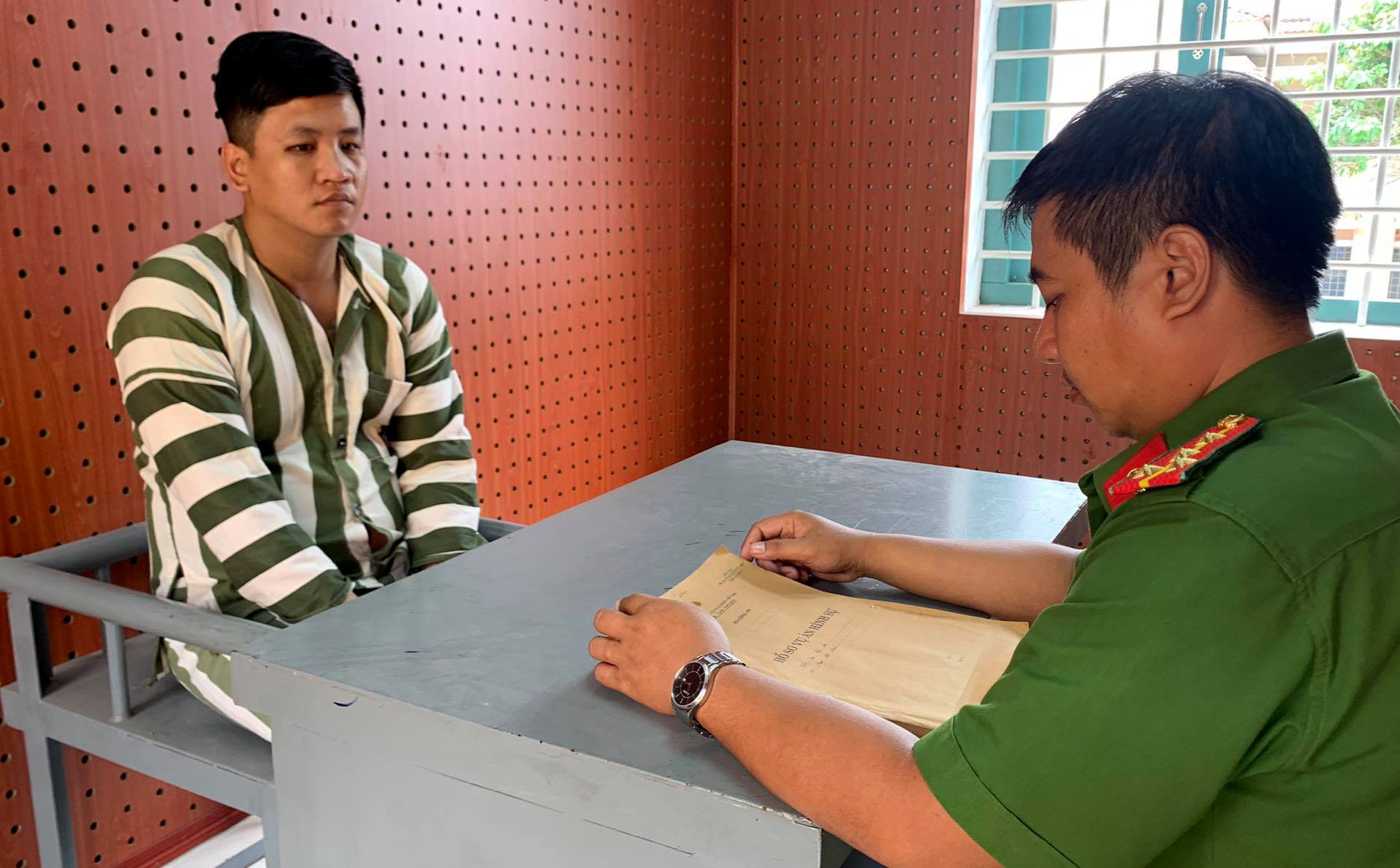 Thu truong Bo Cong an chi dao xu ly nghiem ke danh nu sinh hinh anh
