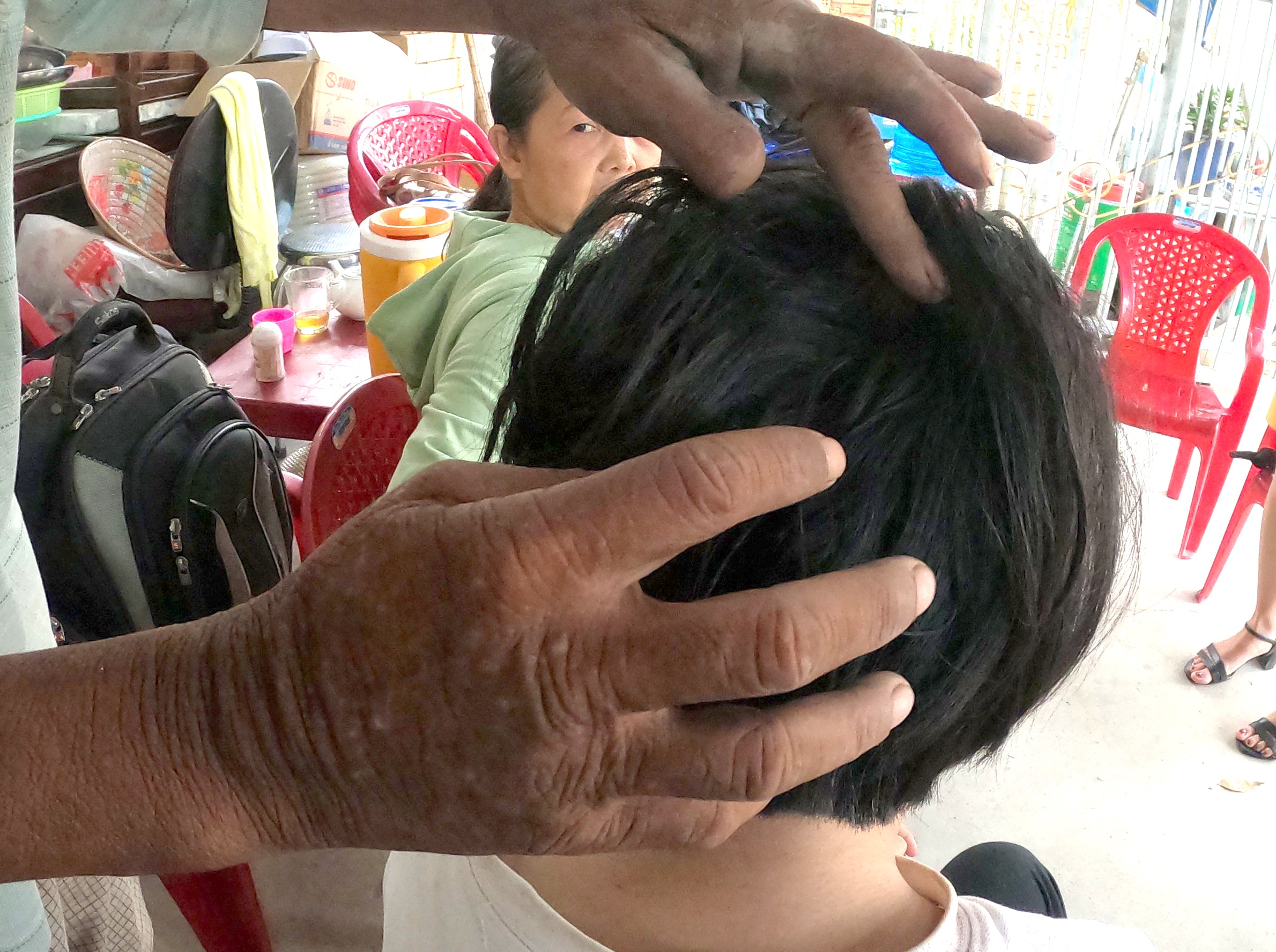 Nu sinh ke luc bi danh sau va cham giao thong hinh anh