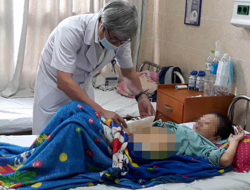 Lấy khối u nặng 4, 5 kg ra khỏi người nữ bệnh nhân ảnh 1 Lay khoi u nang 4, 5 kg ra khoi nguoi nu benh nhan anh 1