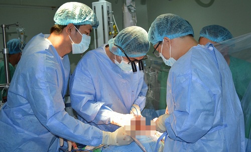 Nguoi phu nu mang khoi u nang 4,5 kg hinh anh