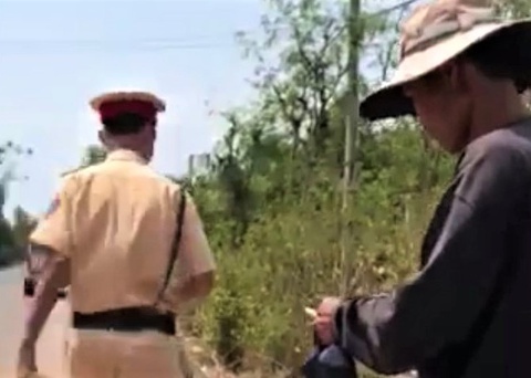 Tam dinh chi cong tac 2 canh sat bi to 'giai cuu' tai xe vi pham hinh anh