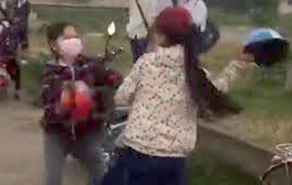 Hai nhom nu sinh thach dau, danh nhau bang mu bao hiem hinh anh