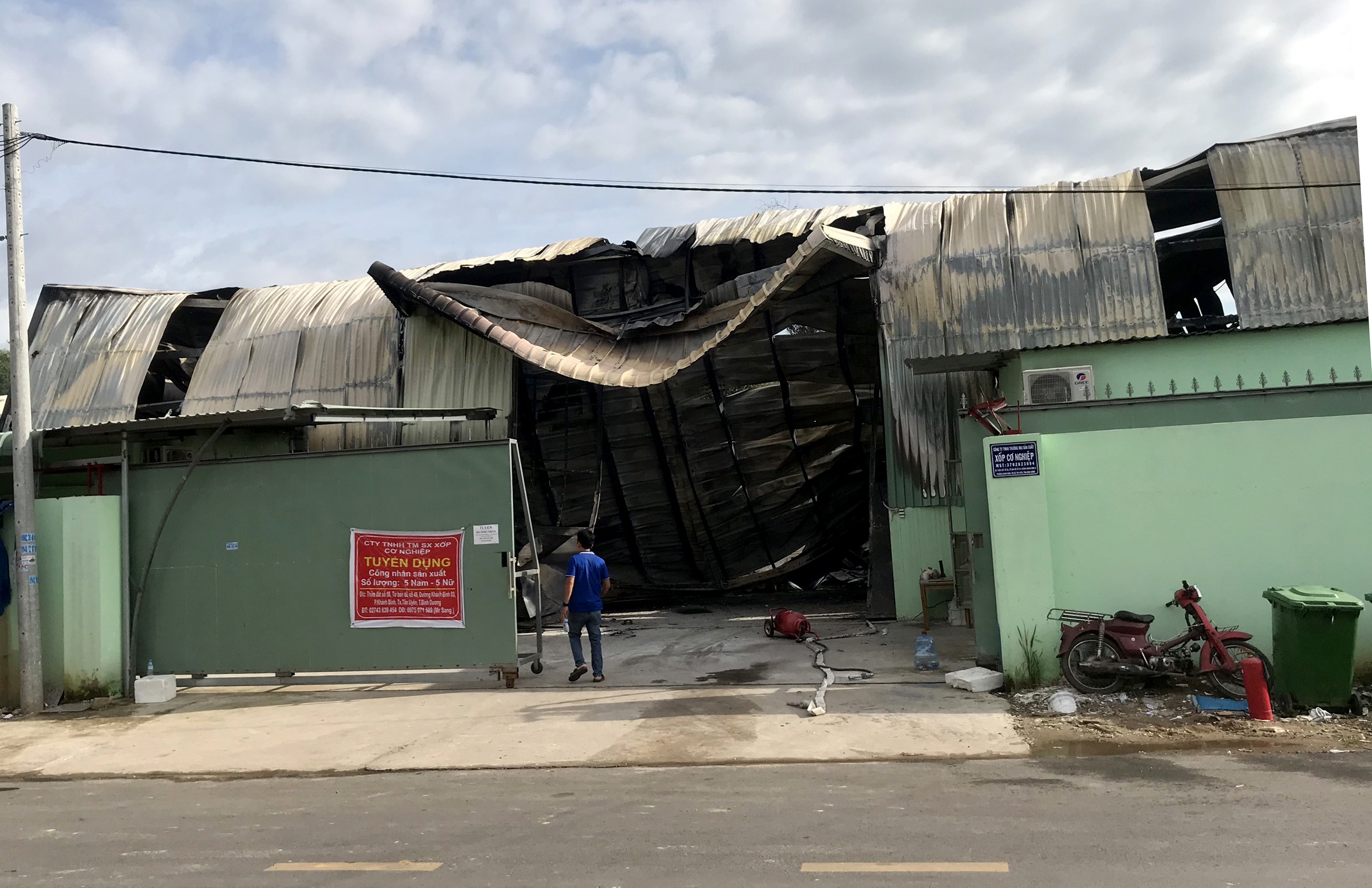 Lua thieu rui cong ty san xuat mut xop anh 1