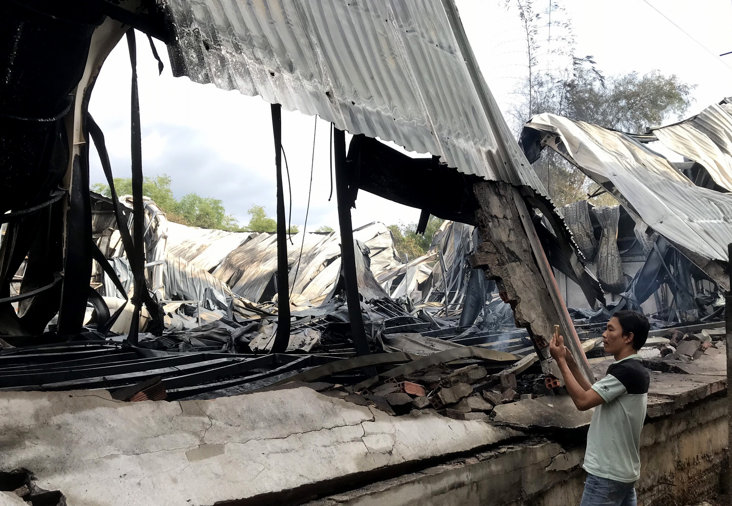 Lua thieu rui cong ty san xuat mut xop hinh anh