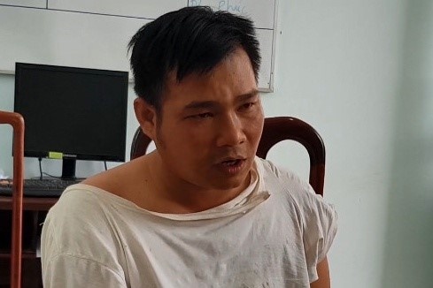 Nam sinh vien cay cua oto trom dong ho hinh anh