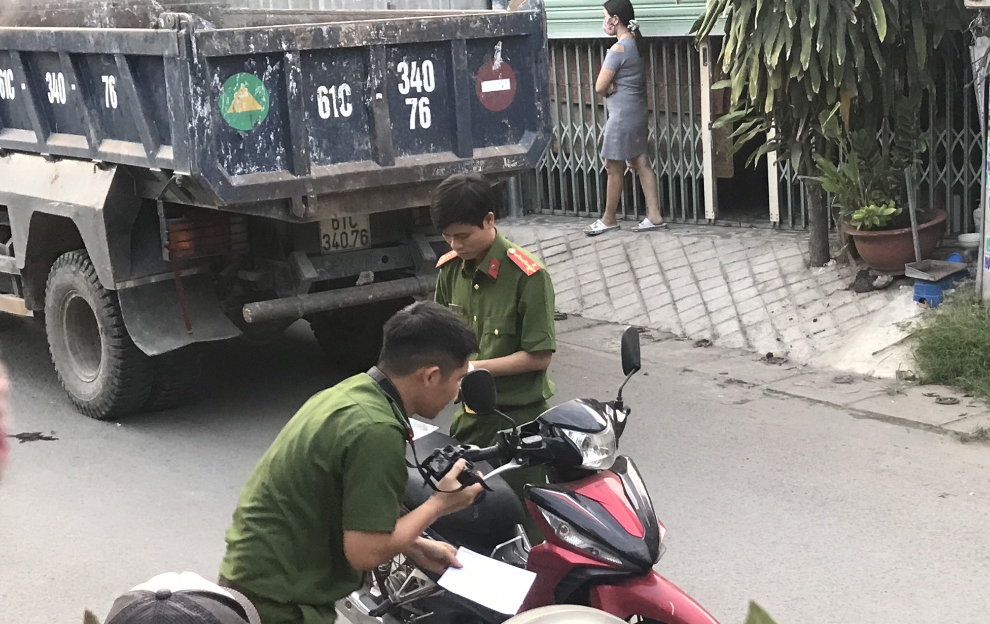 Phu xe danh chet nguoi di duong hinh anh