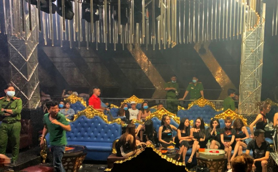 55 nguoi duong tinh voi ma tuy trong quan bar anh 1