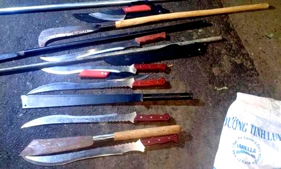 Canh sat kip chan nhom thanh nien di hon chien hinh anh