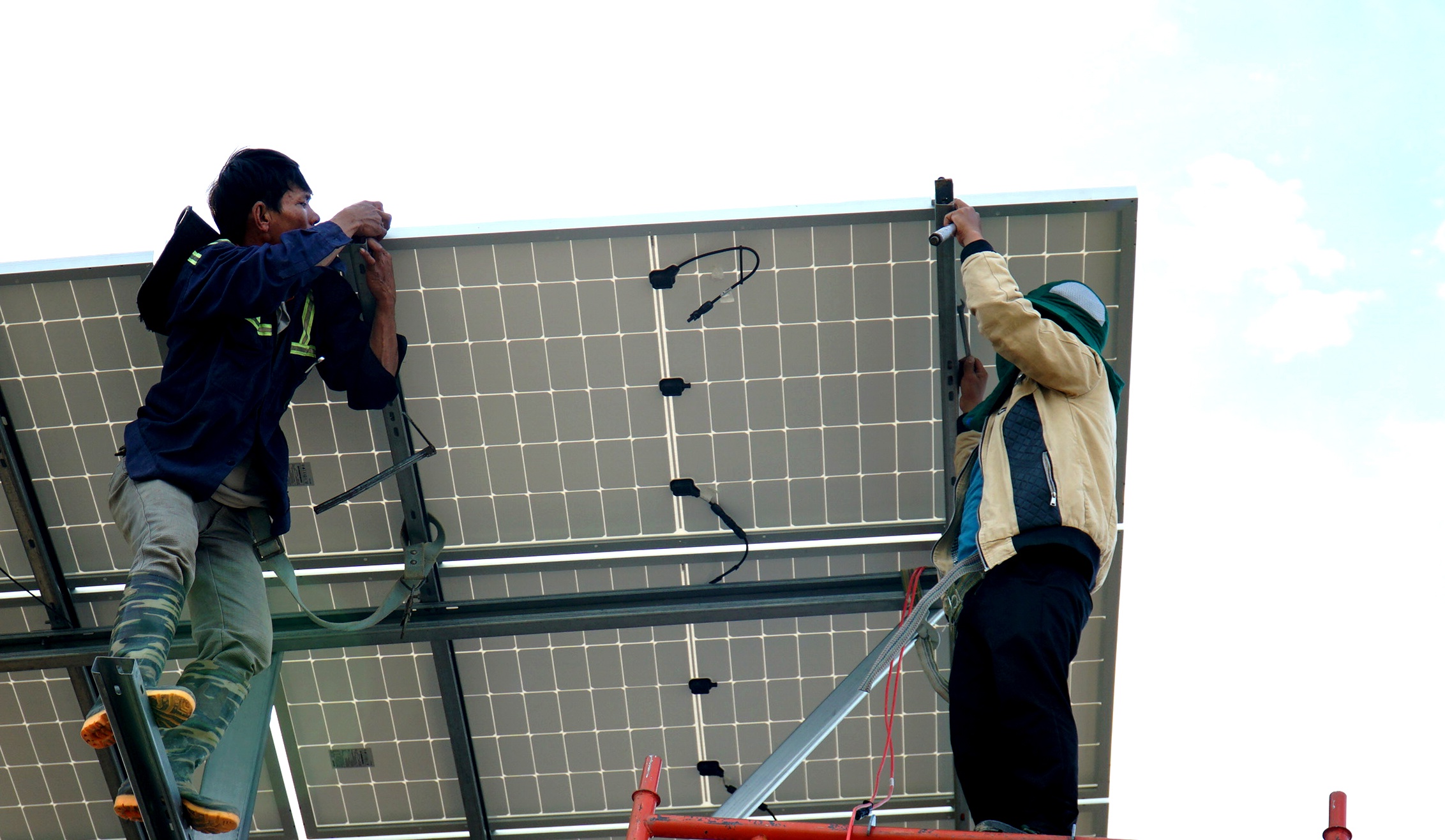 Bac thong tin xa nuoc ho thuy loi de thi cong du an dien mat troi hinh anh