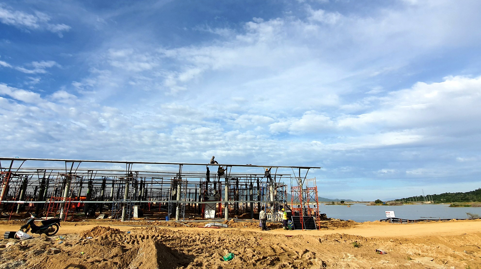 Bac thong tin xa nuoc ho thuy loi cho du an dien mat troi thi cong anh 2