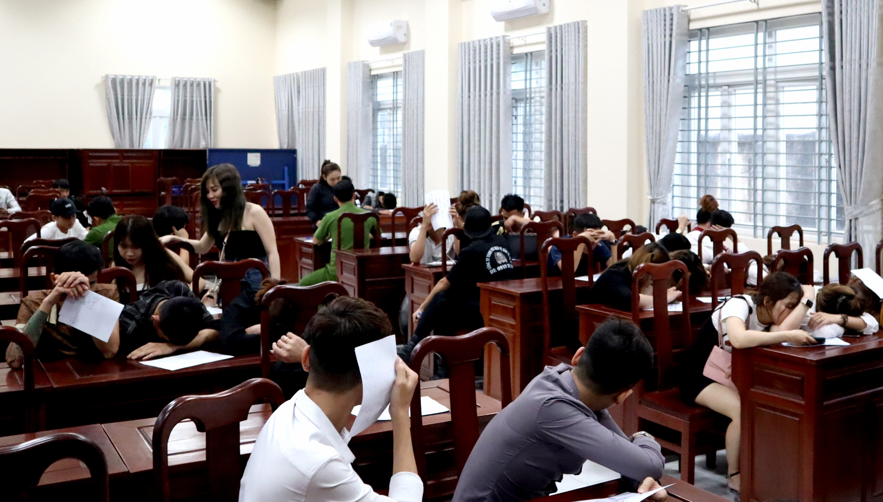 Hon 60 'dan choi' duong tinh voi ma tuy trong quan bar anh 1