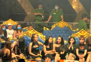 Hon 60 nam nu phe ma tuy o quan bar hinh anh
