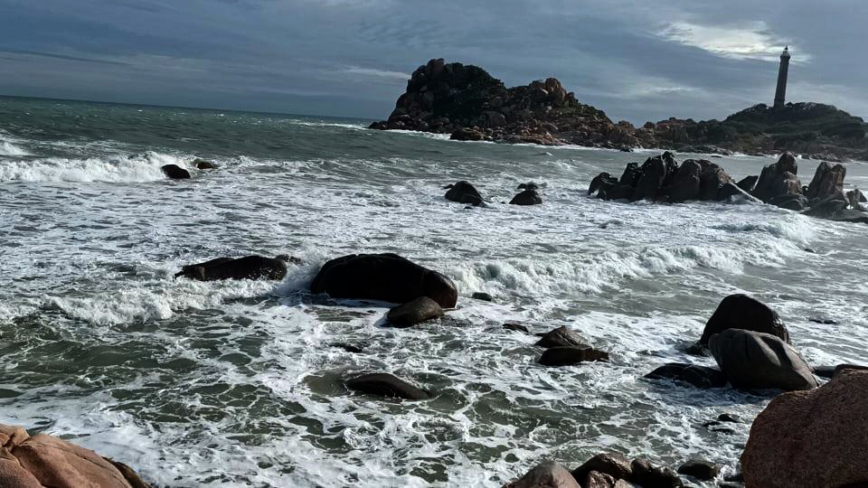 hai du khach bi song cuon mat tich anh 1