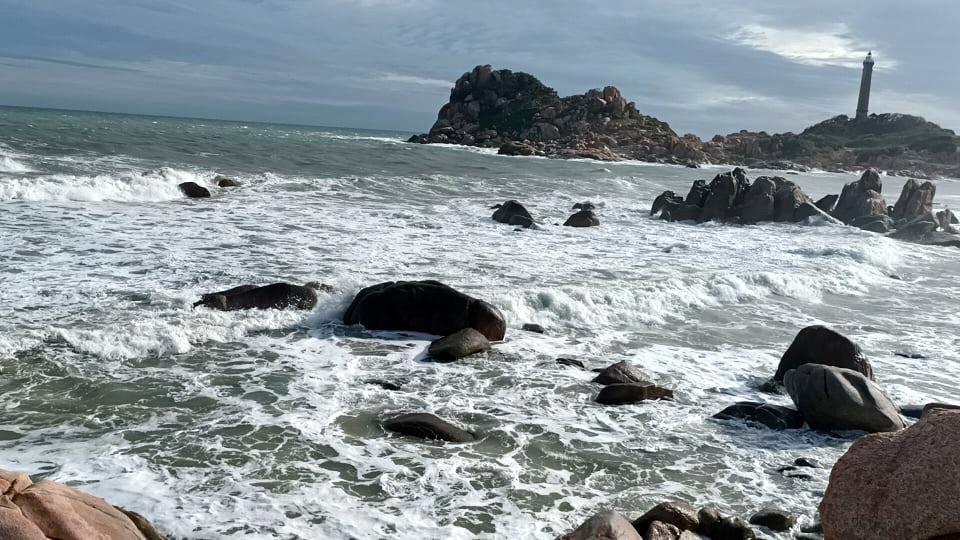 Hai du khach bi song bien cuon mat tich hinh anh