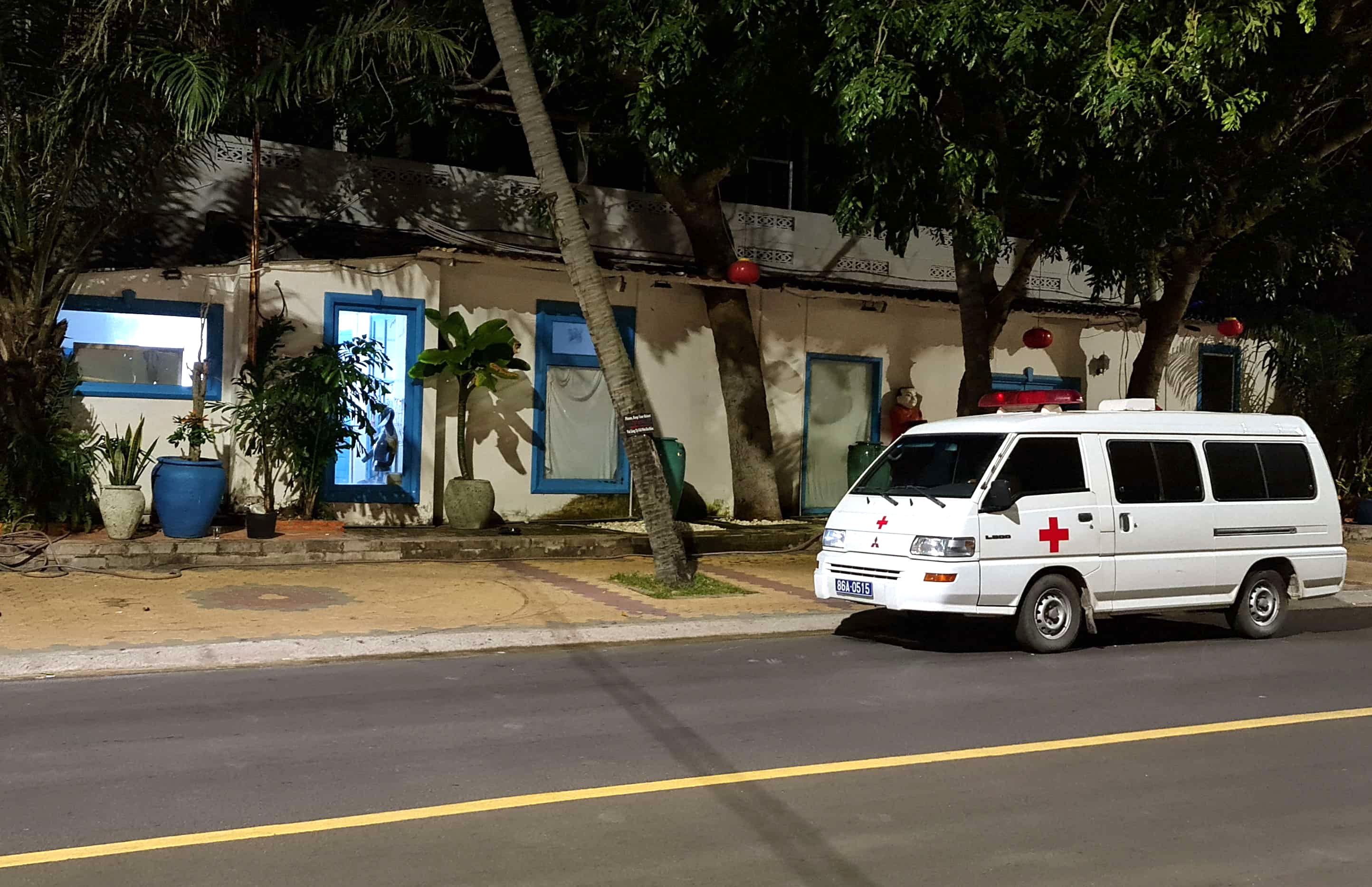 Bat nghi pham dam chet nguoi trong quan bar anh 1