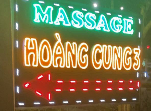 4 nu tiep vien ban dam trong tiem massage hinh anh
