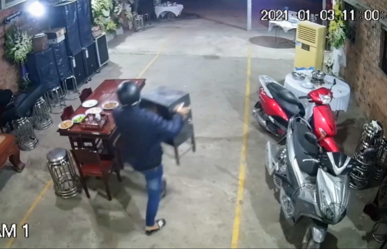 Hai thanh niên trộm tiền phúng điếu giữa khuya ảnh 1 Hai thanh nien trom tien phung dieu giua khuya anh 1