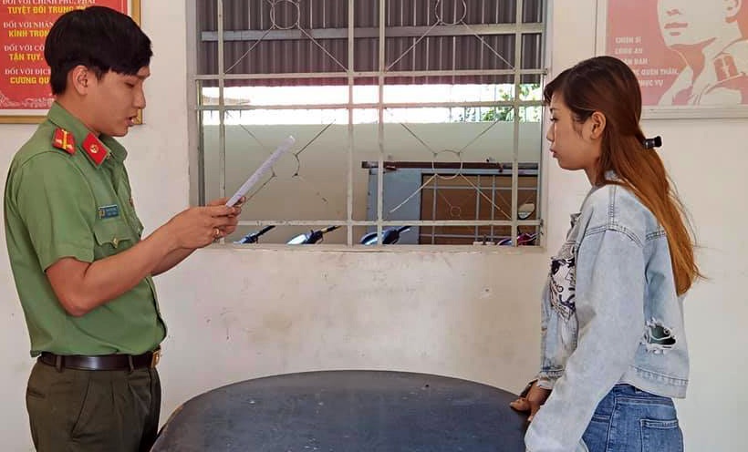 Xuc pham cong an, co gai bi phat 7,5 trieu dong hinh anh