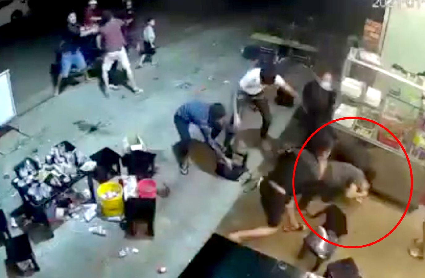 Bắt nhóm côn đồ đánh người trong quán nhậu ảnh 1 Bat nhom con do danh nguoi trong quan nhau anh 1