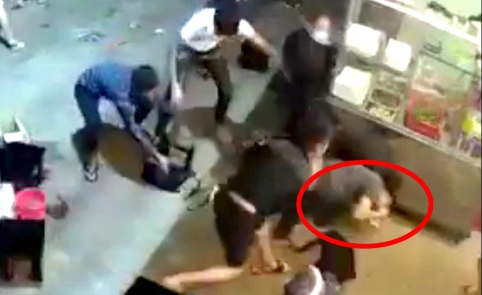 Nhom con do danh nguoi trong quan nhau ra dau thu hinh anh